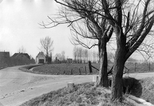 839825 Gezicht op de boerderij De Stenen Poort (Tiellandtweg 3) te Houten.N.B. De straatnaam Tiellandtweg is omstreeks ...